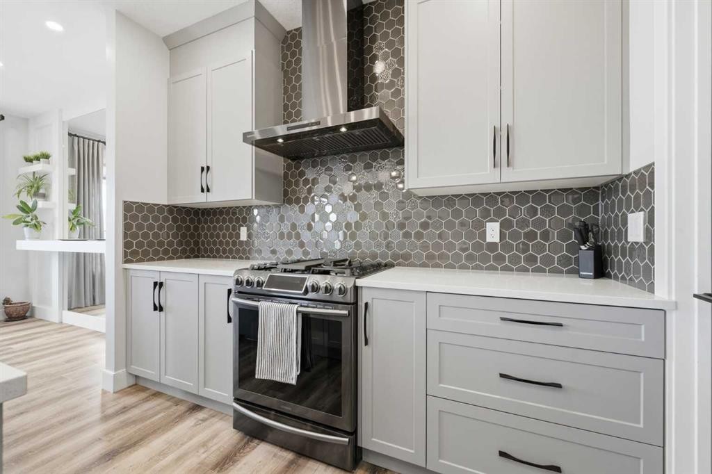 411 Rivercrest Boulevard, Cochrane, AB - Indoor Photo Showing Kitchen With Upgraded Kitchen