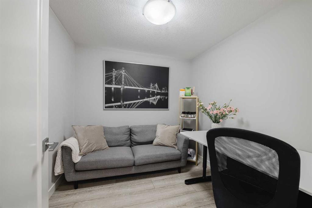 315-100 Auburn Meadows Manor Se, Calgary, AB - Indoor Photo Showing Living Room