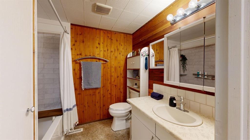 304 Slade Drive, Nanton, AB - Indoor Photo Showing Bathroom