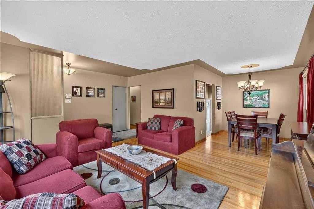 7536 Fleetwood Drive Se, Calgary, AB - Indoor Photo Showing Living Room