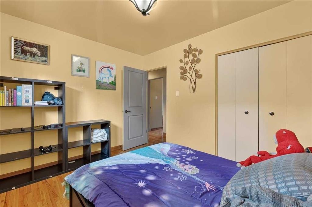 7536 Fleetwood Drive Se, Calgary, AB - Indoor Photo Showing Bedroom