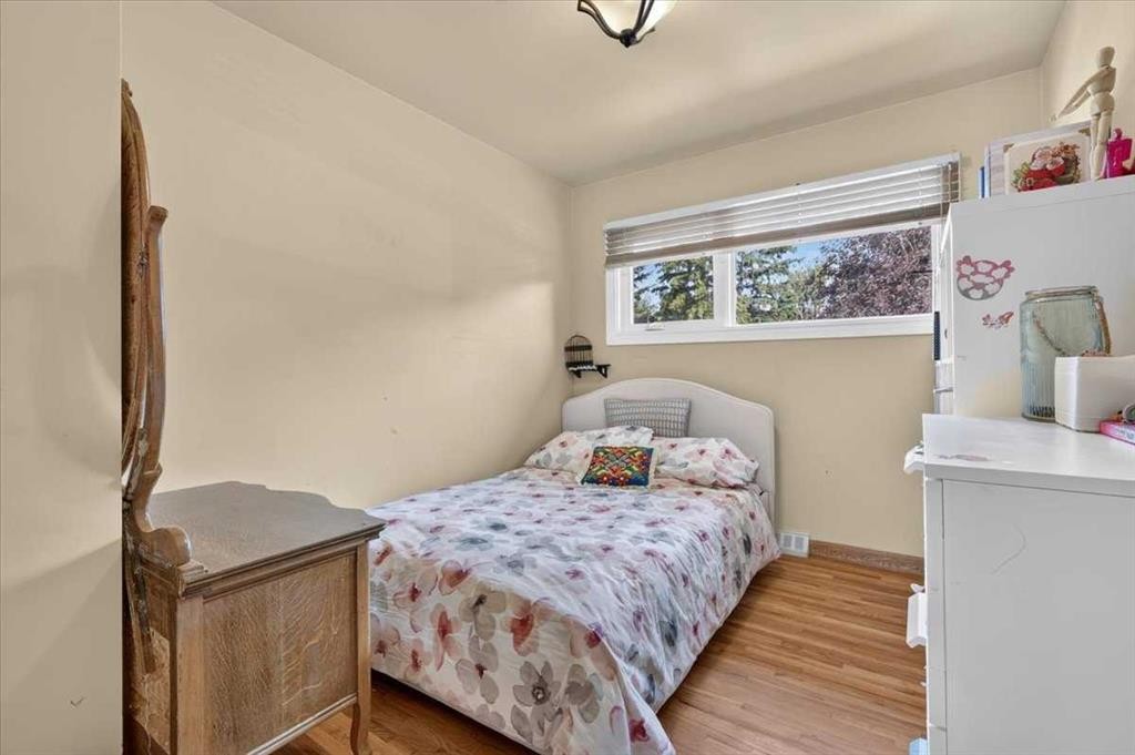 7536 Fleetwood Drive Se, Calgary, AB - Indoor Photo Showing Bedroom