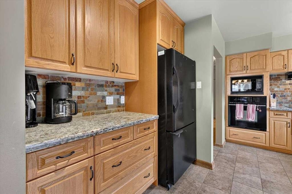 7536 Fleetwood Drive Se, Calgary, AB - Indoor Photo Showing Kitchen