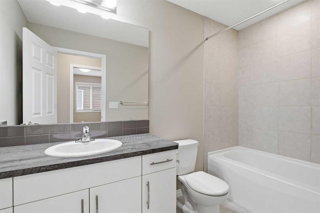 1449 Carrington Boulevard Nw, Calgary, AB - Indoor Photo Showing Bathroom
