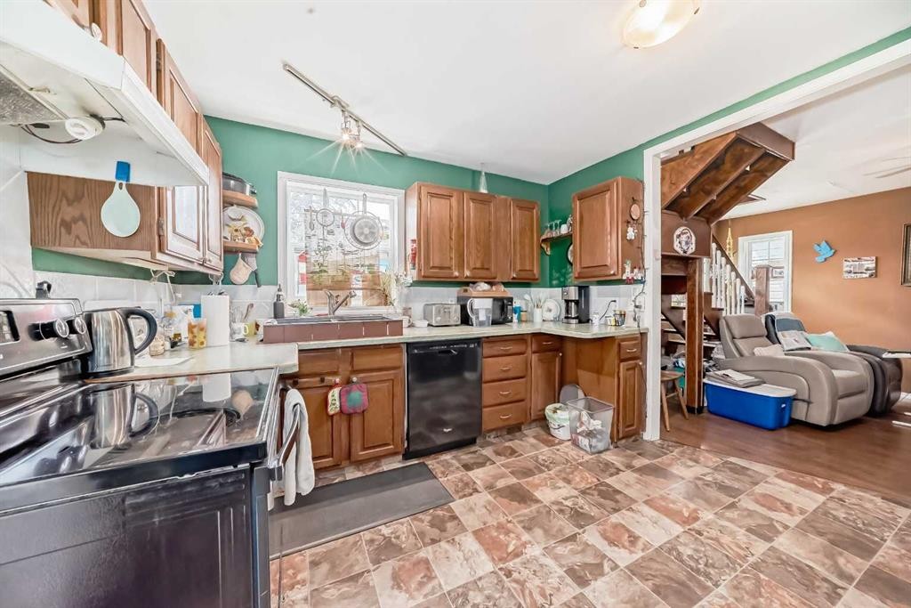 1834 42 Street Se, Calgary, AB - Indoor Photo Showing Kitchen