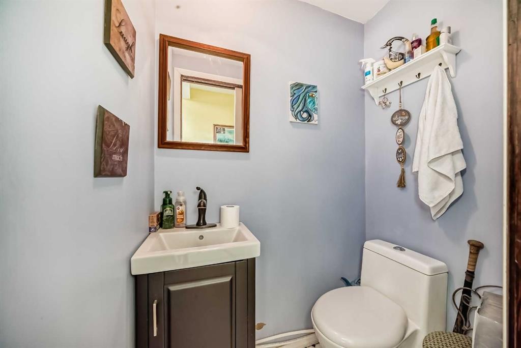 1834 42 Street Se, Calgary, AB - Indoor Photo Showing Bathroom