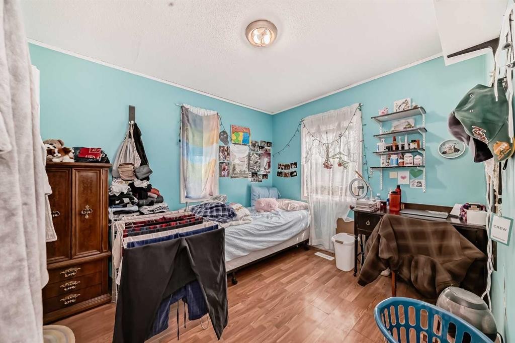 1834 42 Street Se, Calgary, AB - Indoor Photo Showing Bedroom
