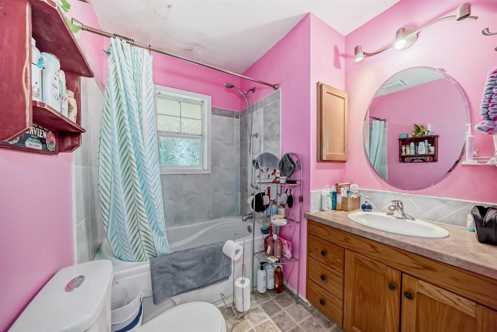 1834 42 Street Se, Calgary, AB - Indoor Photo Showing Bathroom
