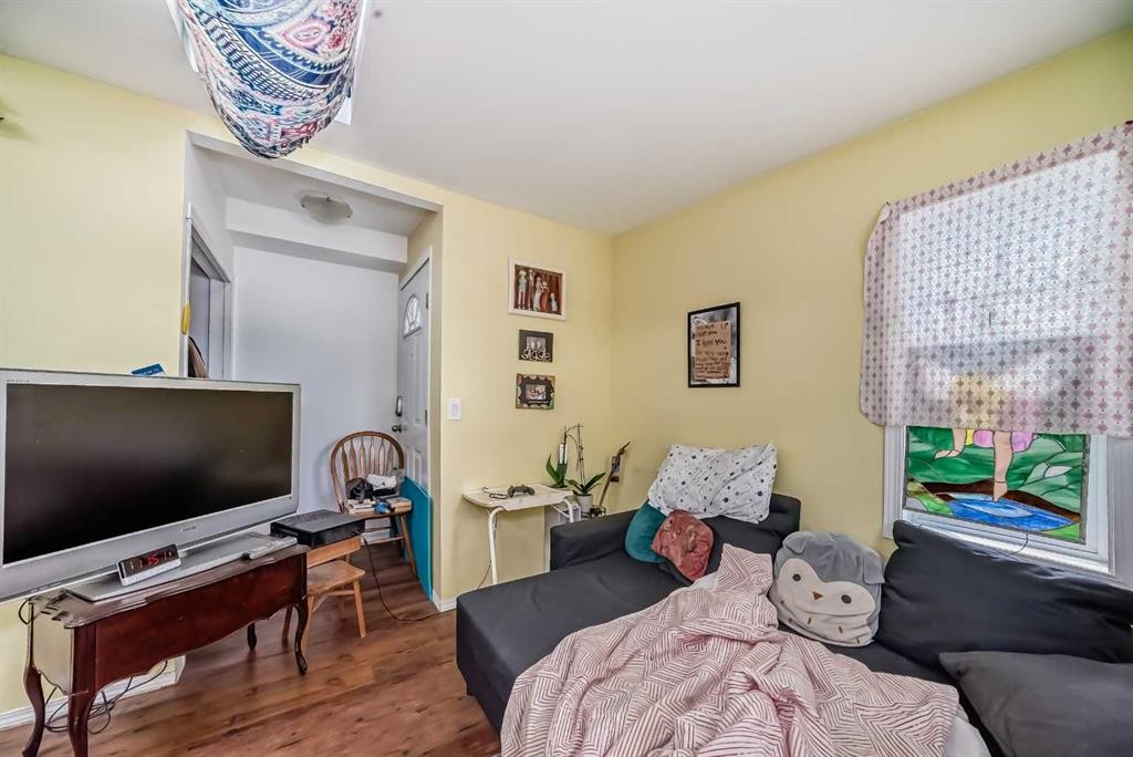 1834 42 Street Se, Calgary, AB - Indoor Photo Showing Bedroom
