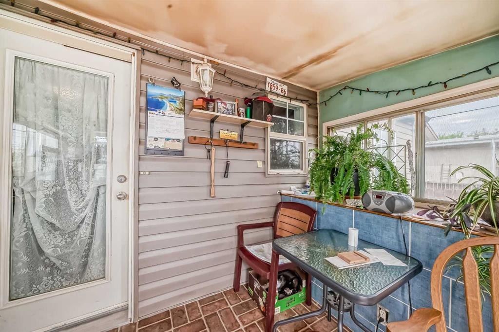 1834 42 Street Se, Calgary, AB - Indoor Photo Showing Other Room