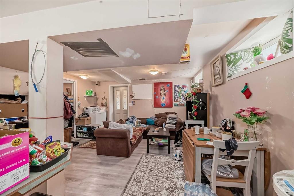 1834 42 Street Se, Calgary, AB - Indoor Photo Showing Other Room