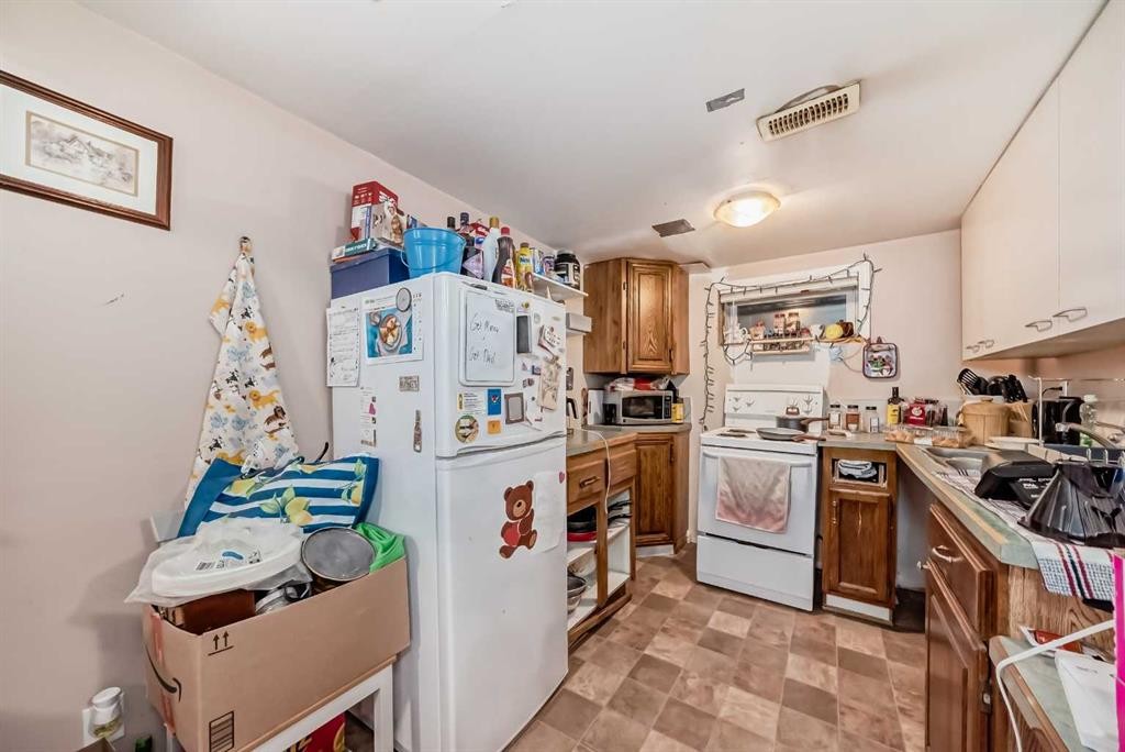 1834 42 Street Se, Calgary, AB - Indoor Photo Showing Kitchen With Double Sink