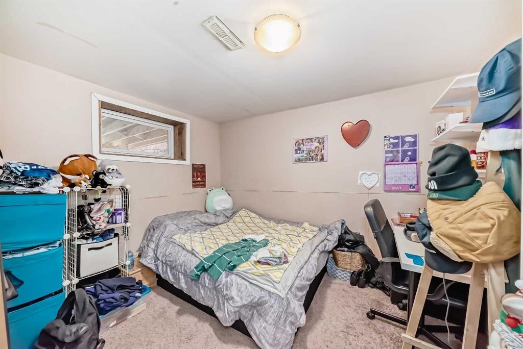 1834 42 Street Se, Calgary, AB - Indoor Photo Showing Bedroom
