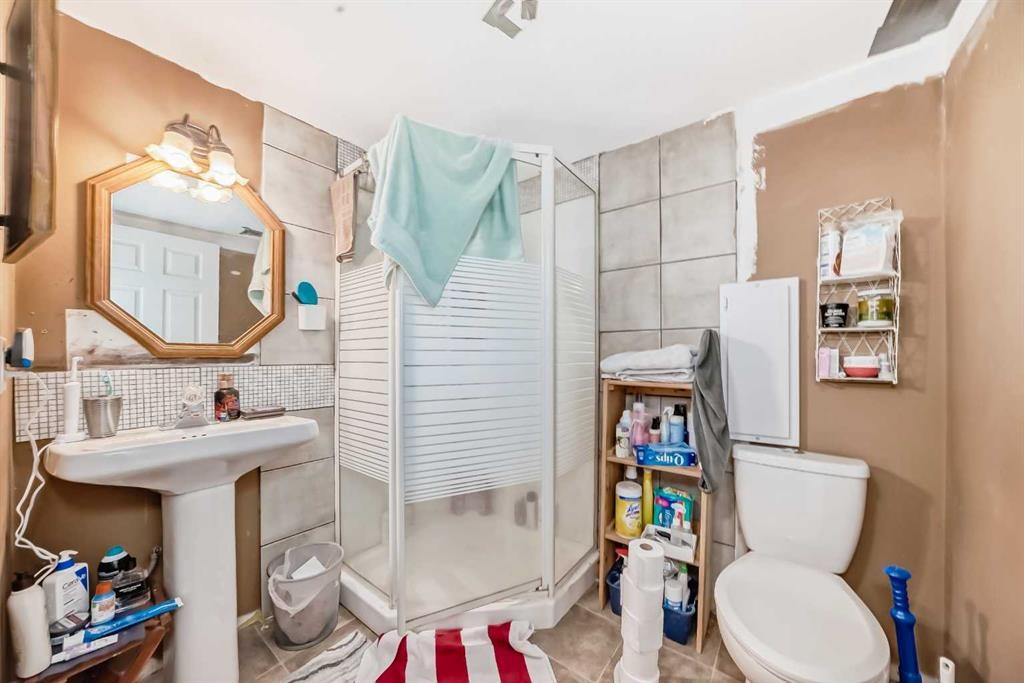 1834 42 Street Se, Calgary, AB - Indoor Photo Showing Bathroom