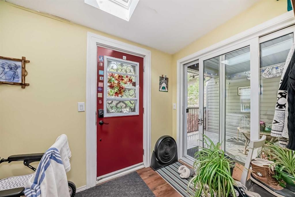 1834 42 Street Se, Calgary, AB - Indoor