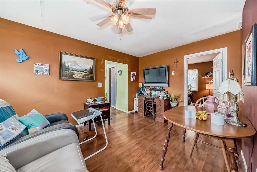 1834 42 Street Se, Calgary, AB - Indoor Photo Showing Living Room