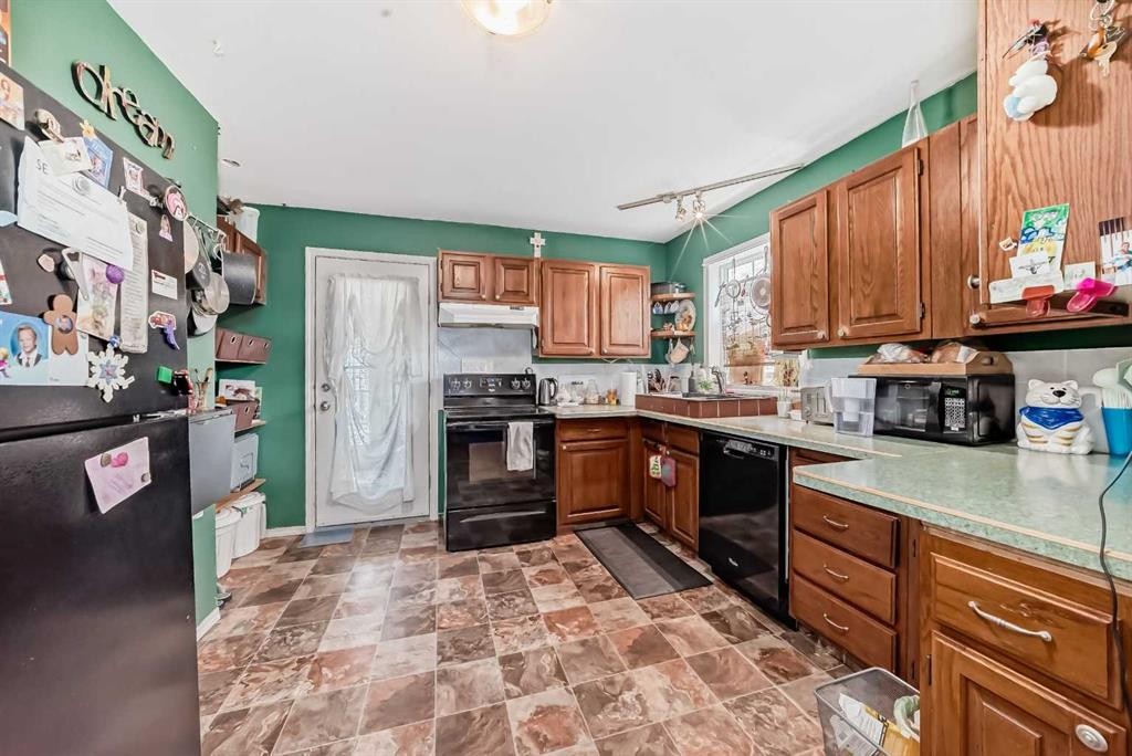 1834 42 Street Se, Calgary, AB - Indoor Photo Showing Kitchen