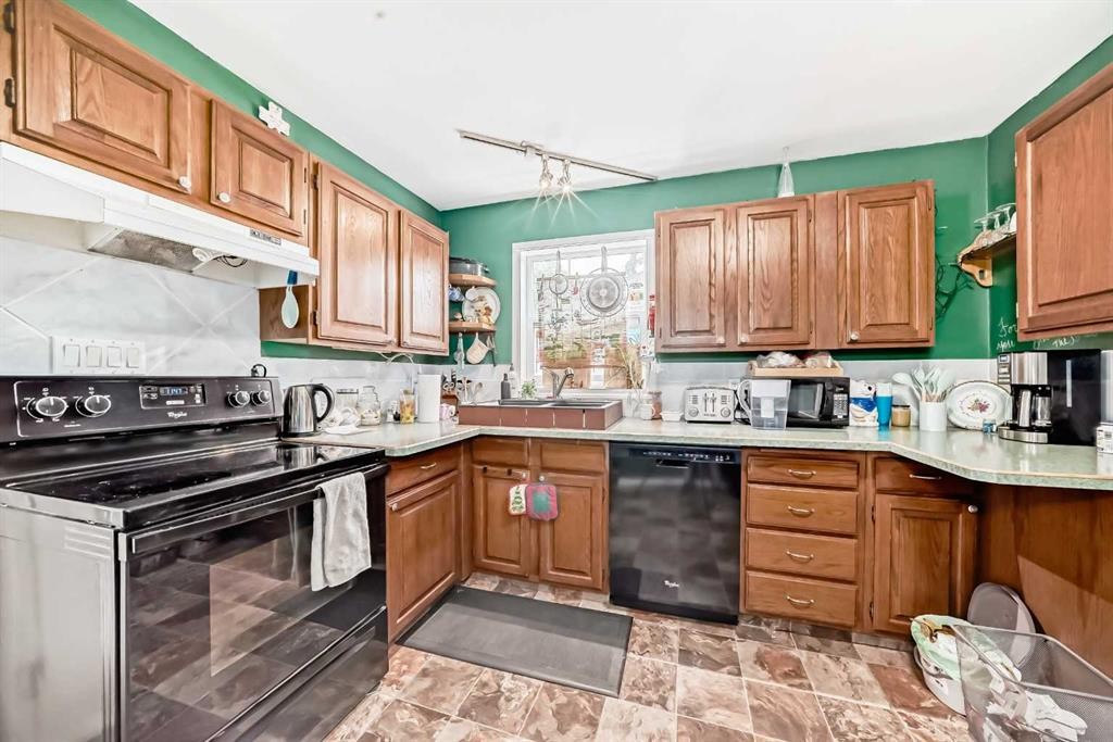 1834 42 Street Se, Calgary, AB - Indoor Photo Showing Kitchen