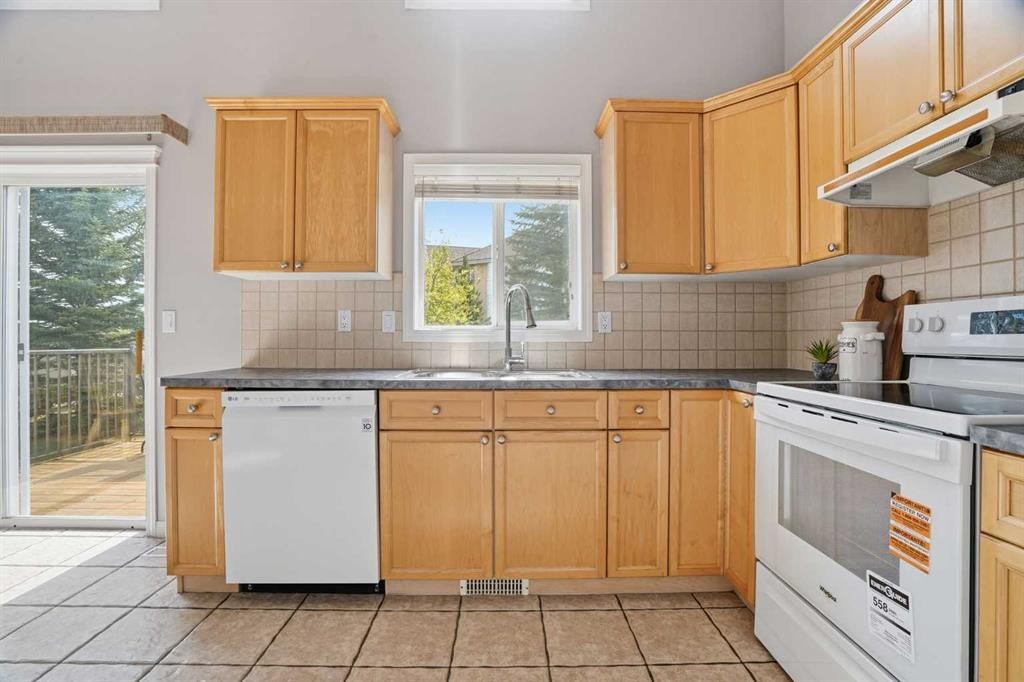 62 Country Hills Cove Nw, Calgary, AB - Indoor Photo Showing Kitchen