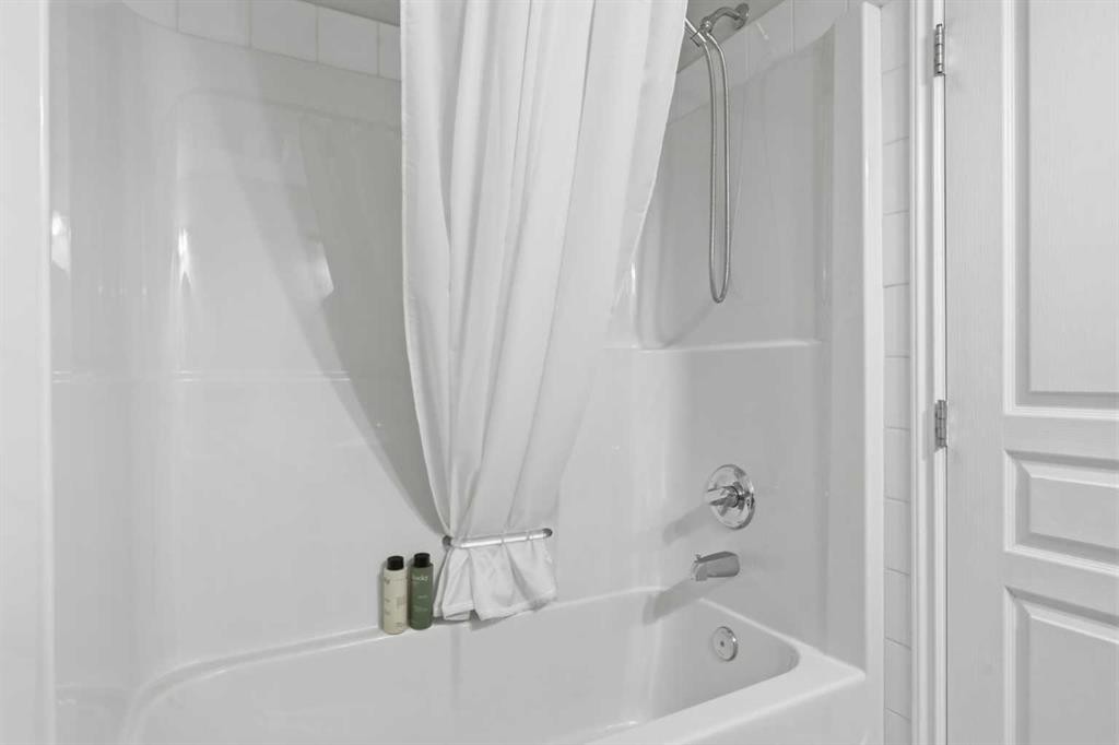 277 Inglewood Grove Se, Calgary, AB - Indoor Photo Showing Bathroom
