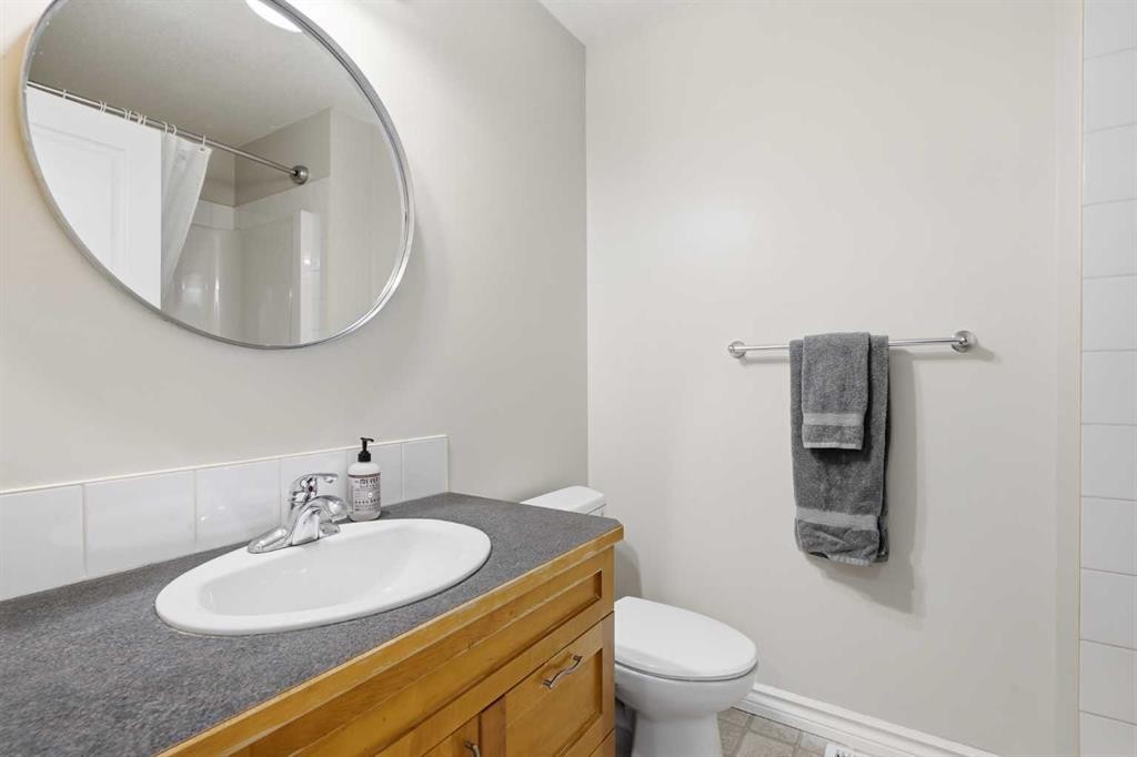 277 Inglewood Grove Se, Calgary, AB - Indoor Photo Showing Bathroom