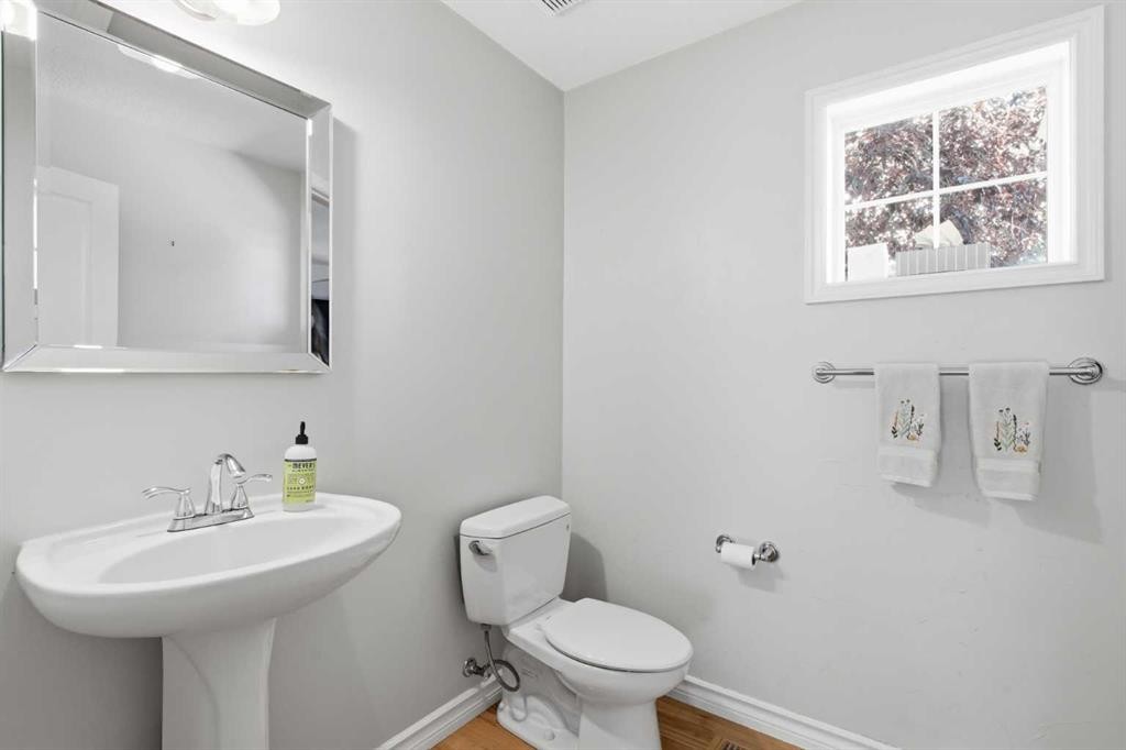 277 Inglewood Grove Se, Calgary, AB - Indoor Photo Showing Bathroom