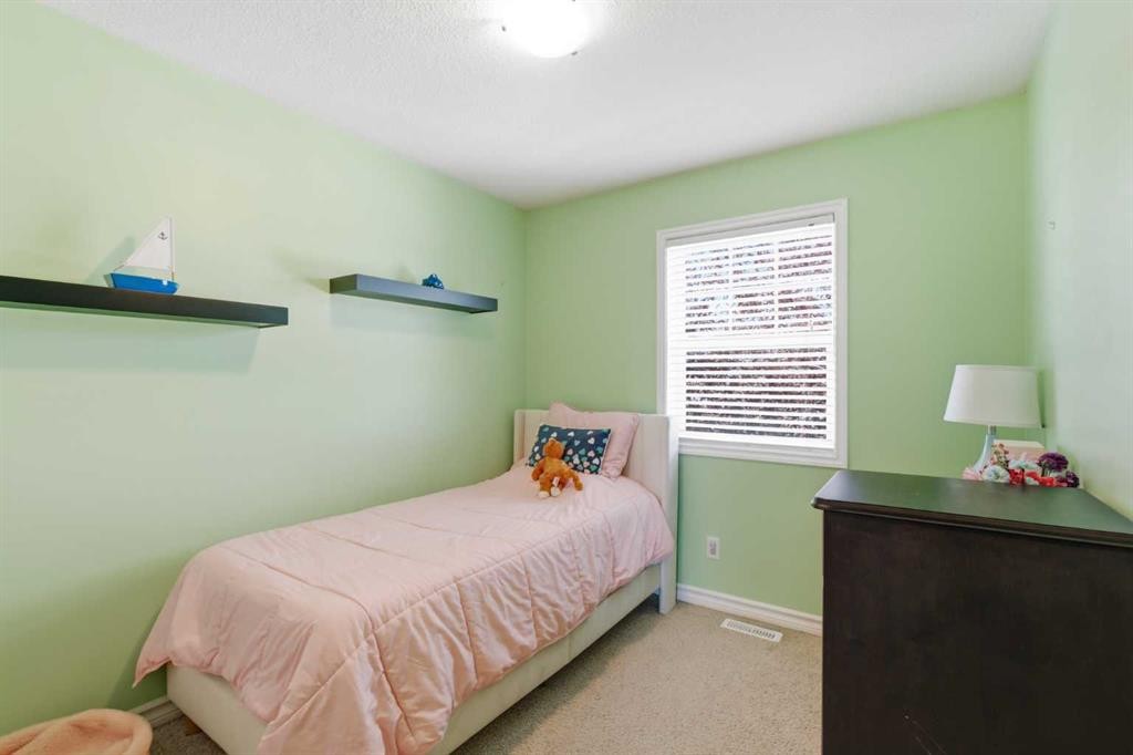 277 Inglewood Grove Se, Calgary, AB - Indoor Photo Showing Bedroom