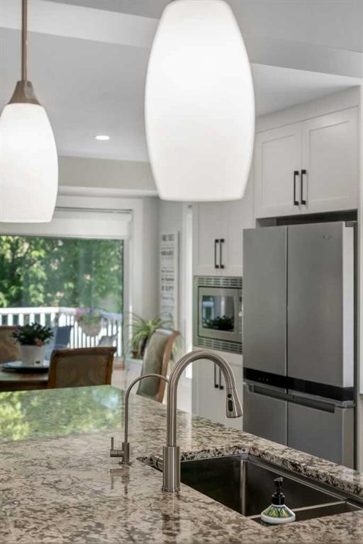 112 Hidden Vale Place Nw, Calgary, AB - Indoor Photo Showing Kitchen With Upgraded Kitchen