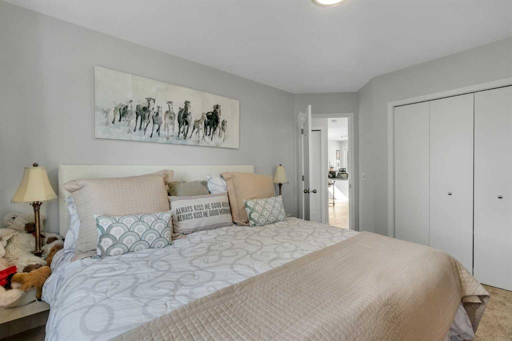 112 Hidden Vale Place Nw, Calgary, AB - Indoor Photo Showing Bedroom