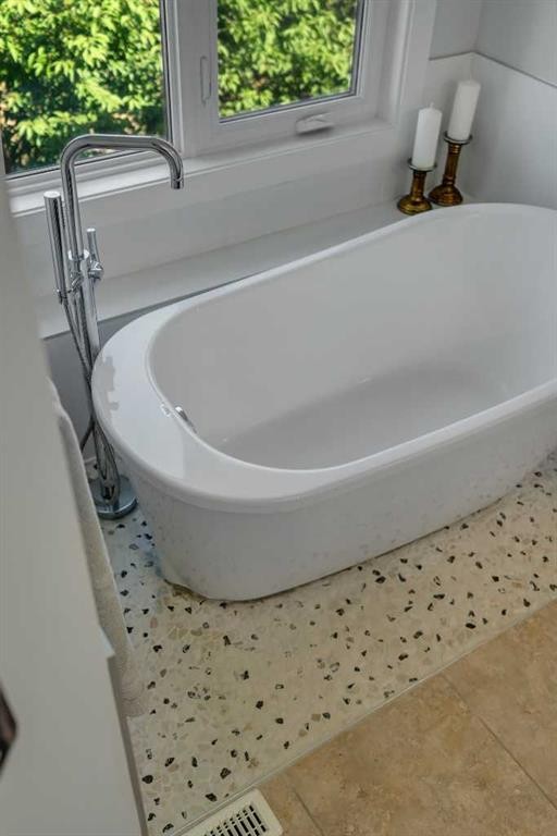 112 Hidden Vale Place Nw, Calgary, AB - Indoor Photo Showing Bathroom
