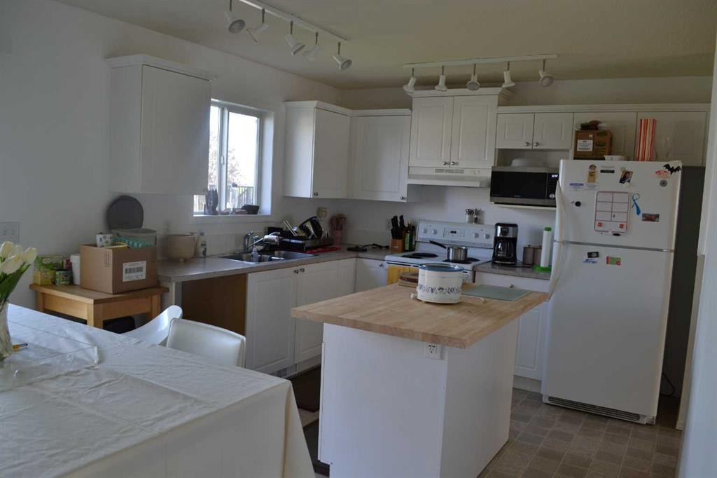 102 Citadel Mesa Close, Calgary, AB - Indoor Photo Showing Kitchen