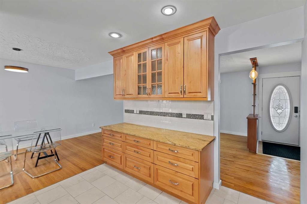 6407 Lombardy Crescent Sw, Calgary, AB - Indoor