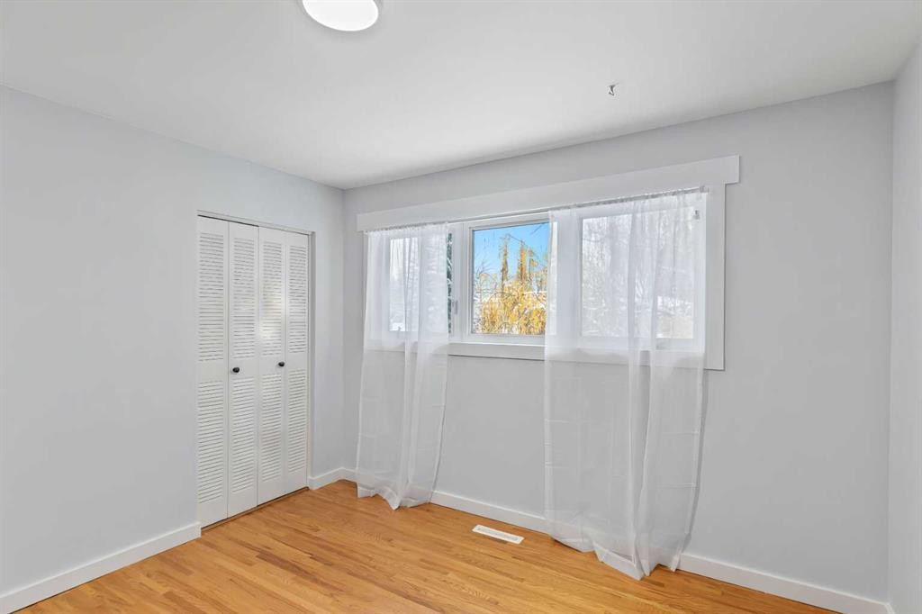 6407 Lombardy Crescent Sw, Calgary, AB - Indoor Photo Showing Other Room