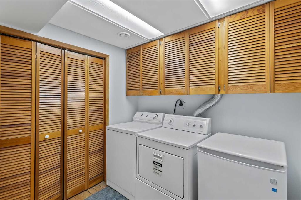6407 Lombardy Crescent Sw, Calgary, AB - Indoor Photo Showing Laundry Room