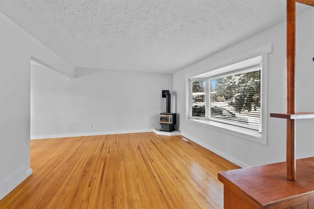6407 Lombardy Crescent Sw, Calgary, AB - Indoor