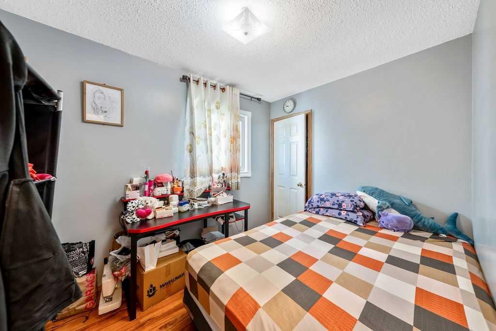 318 Applewood Drive Se, Calgary, AB - Indoor Photo Showing Bedroom