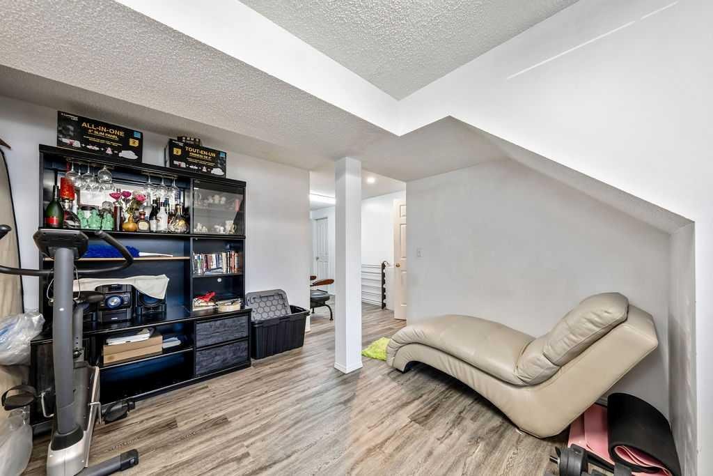 318 Applewood Drive Se, Calgary, AB - Indoor Photo Showing Other Room