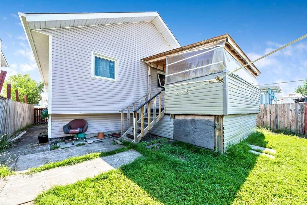 318 Applewood Drive Se, Calgary, AB - Outdoor With Exterior