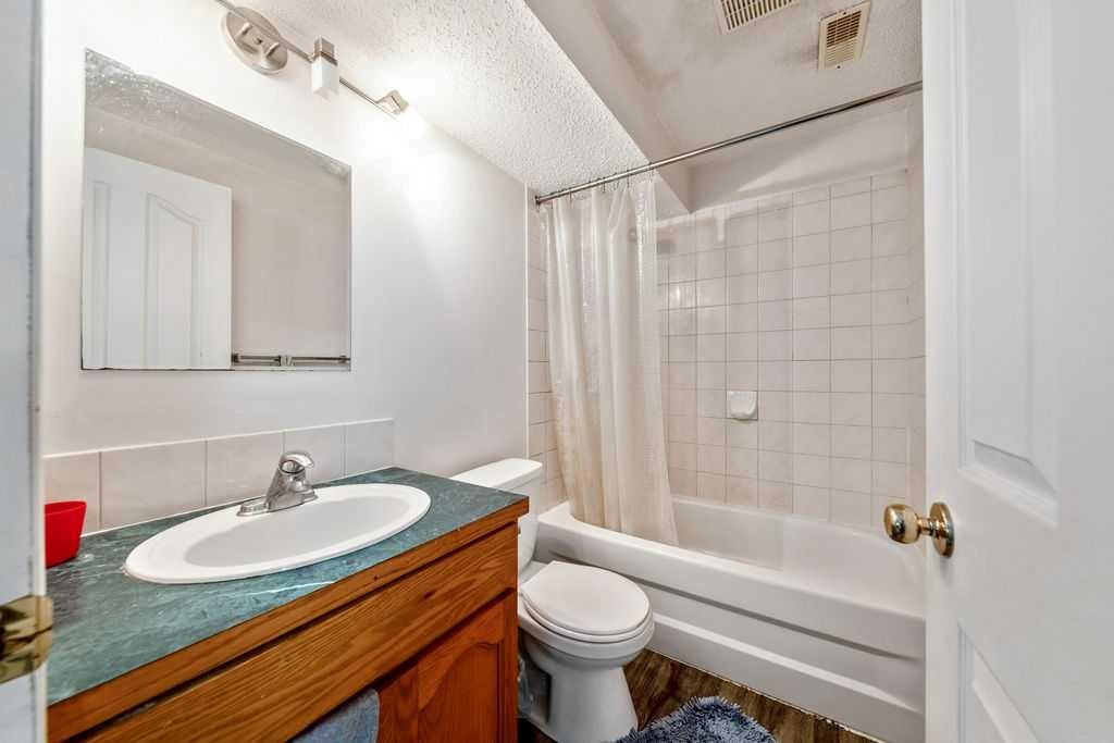 318 Applewood Drive Se, Calgary, AB - Indoor Photo Showing Bathroom