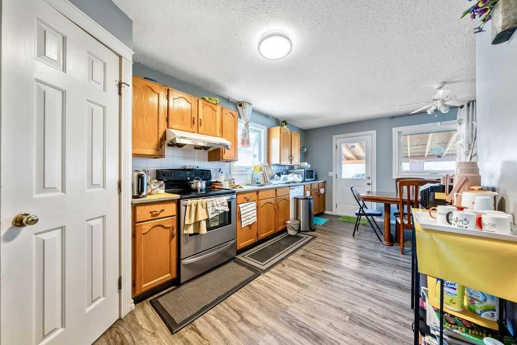 318 Applewood Drive Se, Calgary, AB - Indoor Photo Showing Kitchen