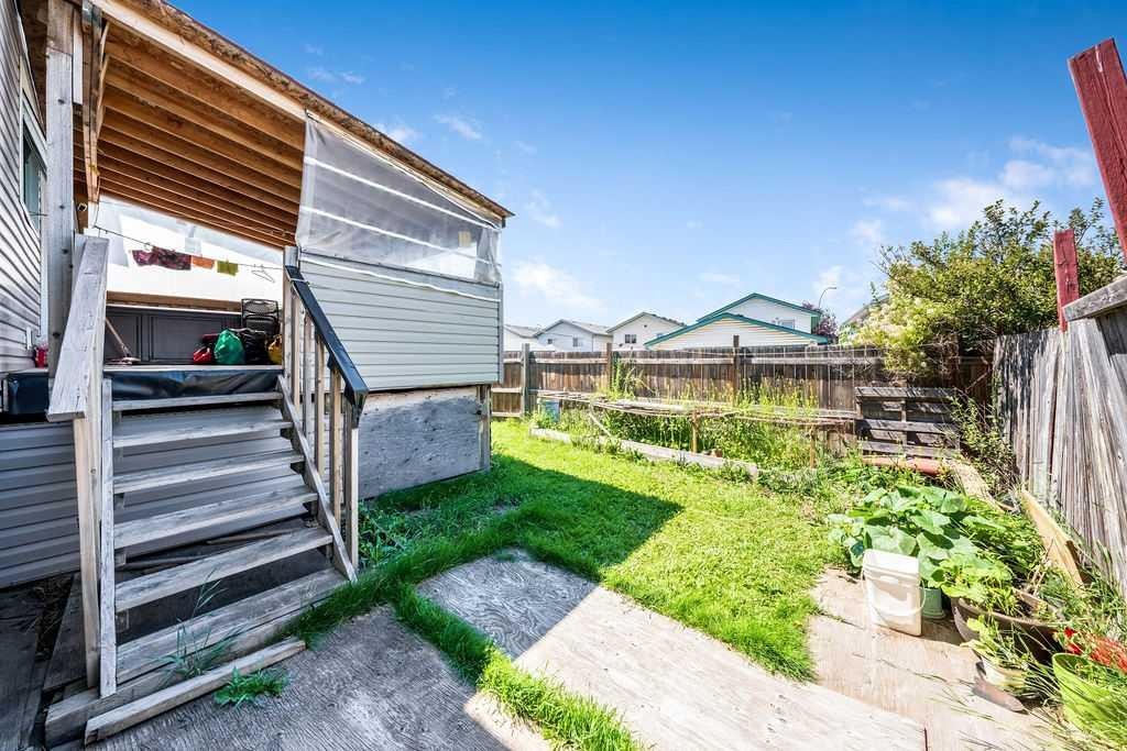 318 Applewood Drive Se, Calgary, AB - Outdoor