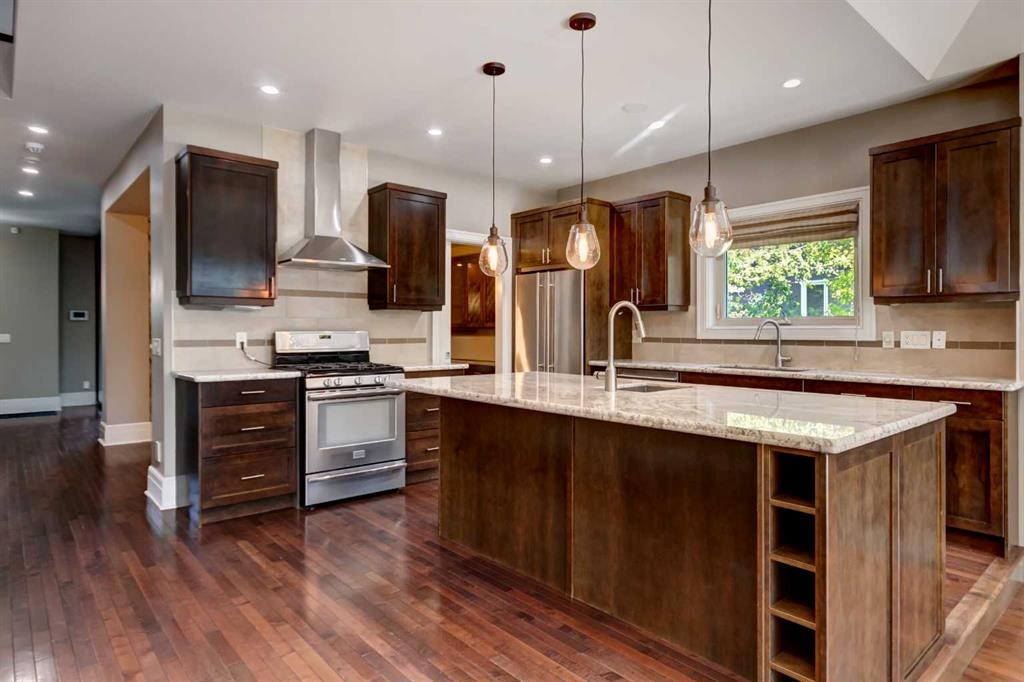 51 Aspen Meadows Green Sw, Calgary, AB - Indoor Photo Showing Kitchen With Upgraded Kitchen