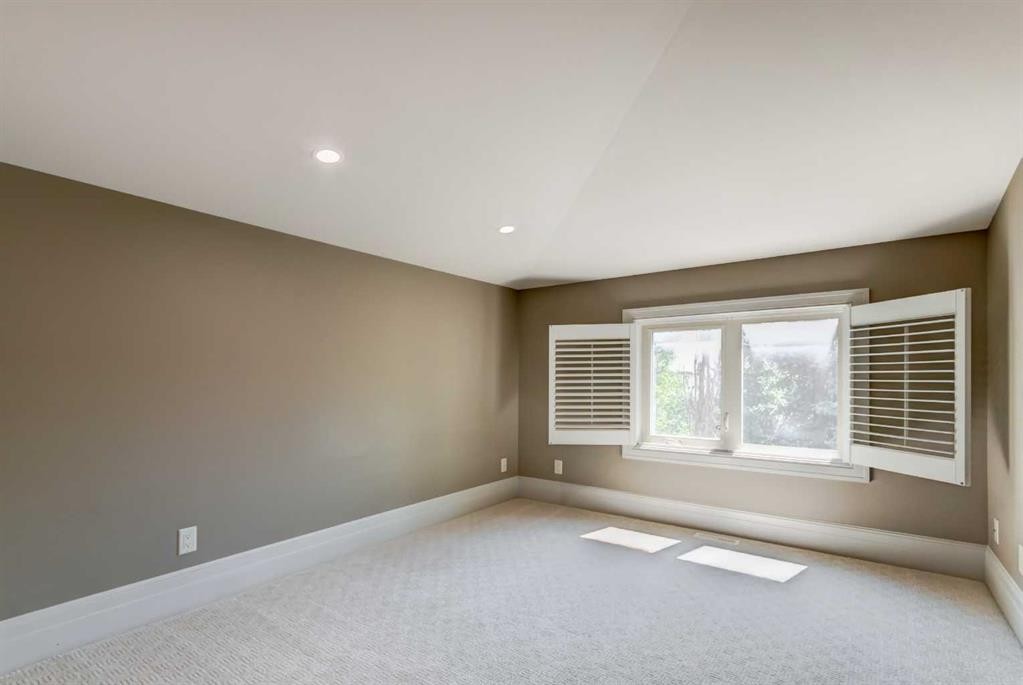 51 Aspen Meadows Green Sw, Calgary, AB - Indoor Photo Showing Other Room