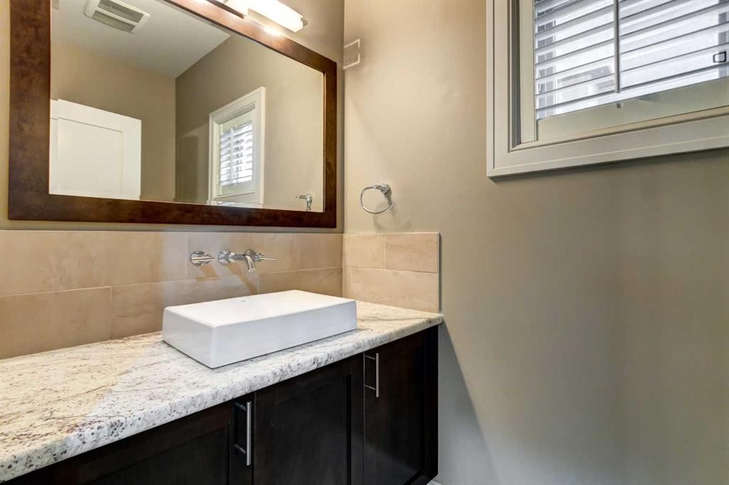 51 Aspen Meadows Green Sw, Calgary, AB - Indoor Photo Showing Bathroom