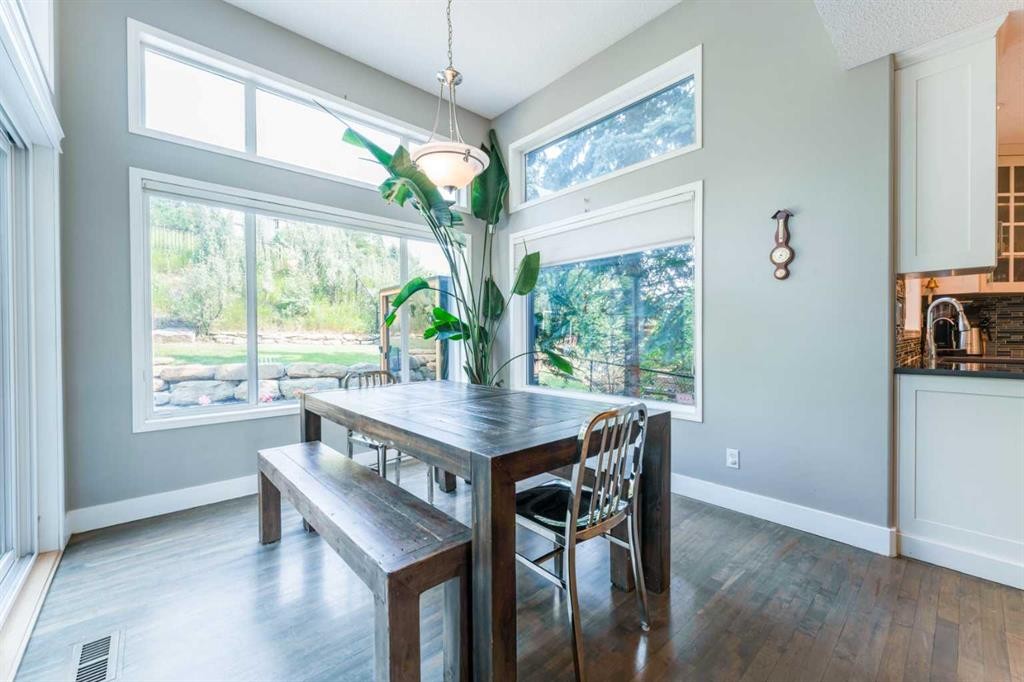 99 Springbluff Boulevard Sw, Calgary, AB - Indoor Photo Showing Dining Room