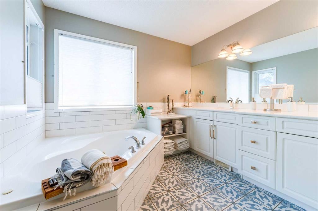 99 Springbluff Boulevard Sw, Calgary, AB - Indoor Photo Showing Bathroom