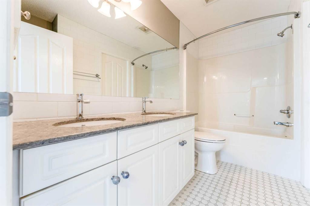 99 Springbluff Boulevard Sw, Calgary, AB - Indoor Photo Showing Bathroom
