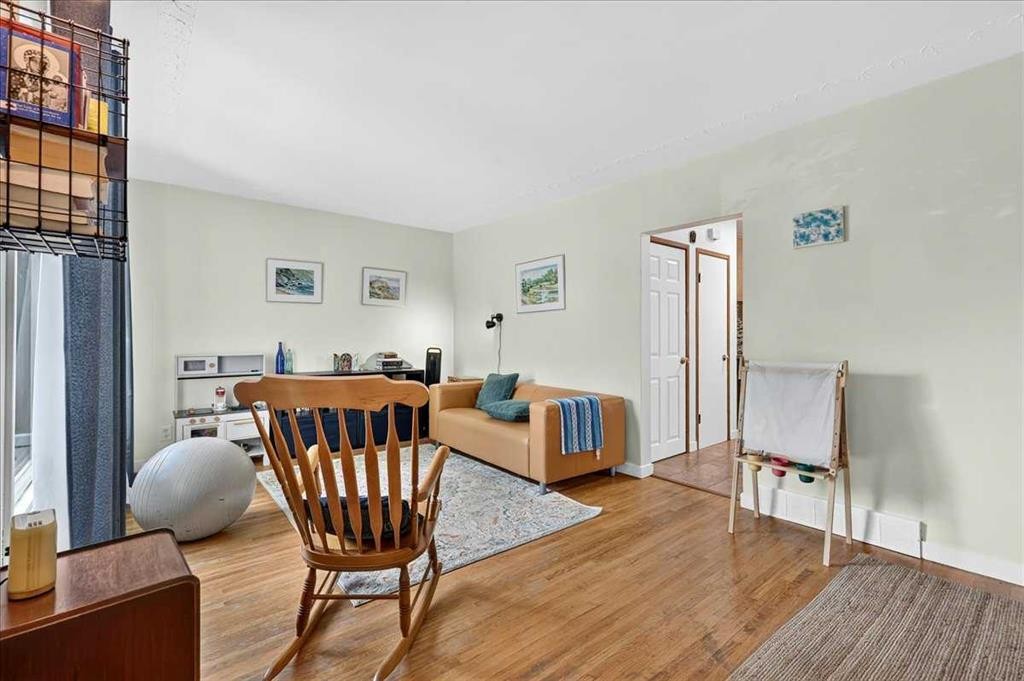 3911 1 Street Nw, Calgary, AB - Indoor