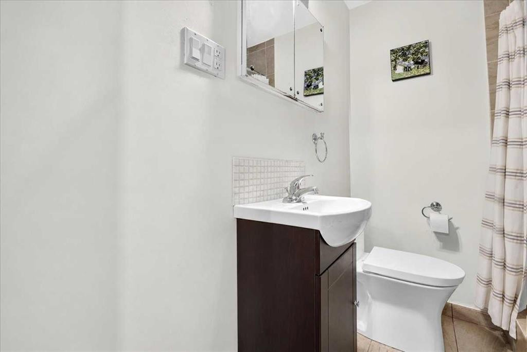 3911 1 Street Nw, Calgary, AB - Indoor Photo Showing Bathroom