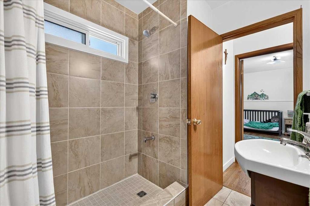 3911 1 Street Nw, Calgary, AB - Indoor Photo Showing Bathroom